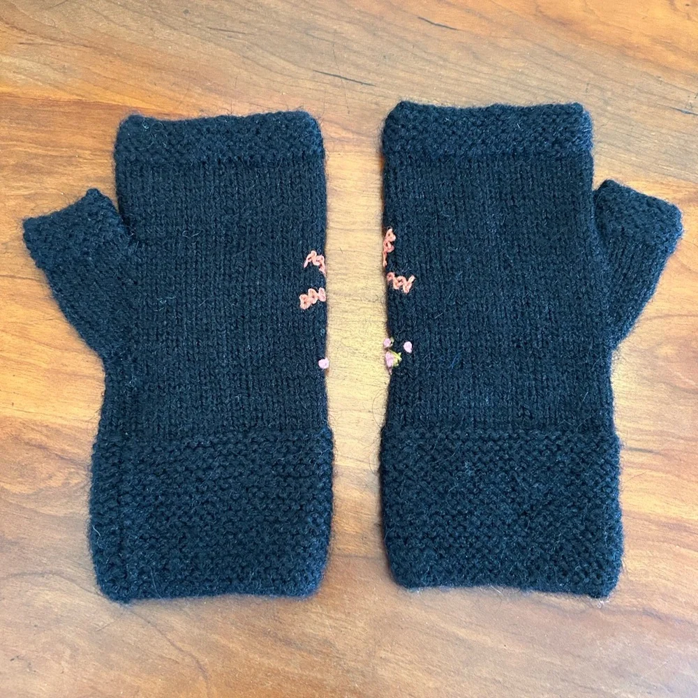Peruvian Trading Company Black Fingerless Gloves with Floral Embroidery
